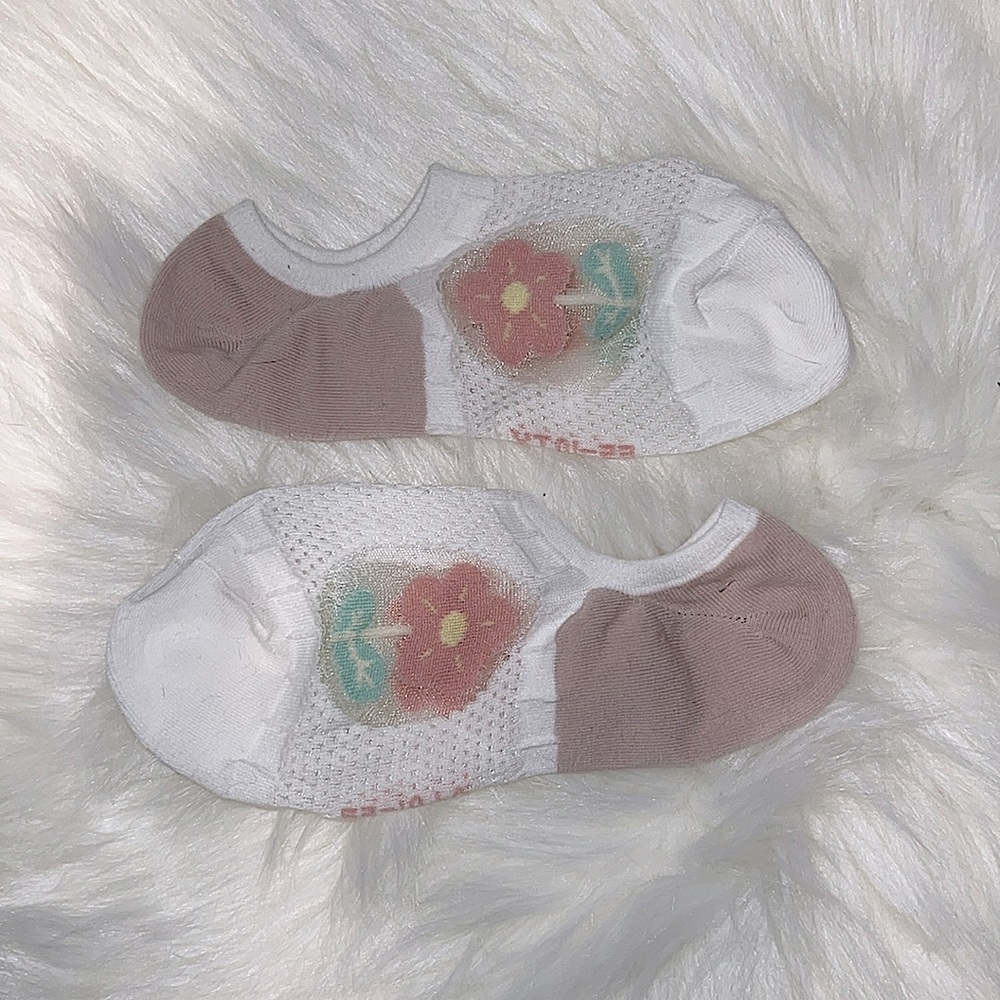NWOT pair of sheer mesh cotton no show socks with flower detail!